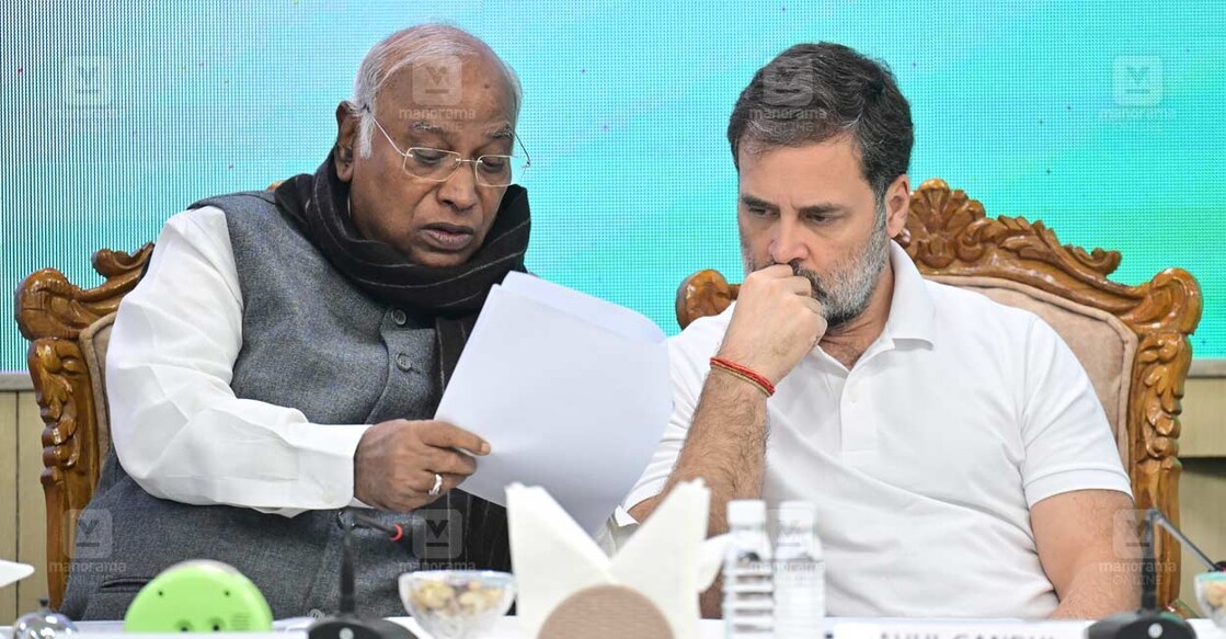 president-mallikarjun-kharge--rahul-gandhi ഡൽഹി എഐസിസി ആസ്ഥാനത്തു ചേർന്ന കോൺഗ്രസ് പ്രവർത്തക സമിതി യോഗത്തിൽ പങ്കെടുക്കുന്ന പ്രസിഡന്റ് മല്ലികാർജുൻ ഖർഗെ, ലോക്സഭാ പ്രതിപക്ഷ നേതാവ് രാഹുൽ ഗാന്ധി എന്നിവർ.