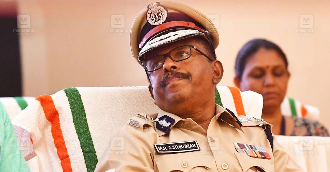 mr-ajith-kumar പണിയാകുമോ? കോട്ടയത്ത് കേരള പൊലീസ് അസോസിയേഷൻ സംസ്ഥാന സമ്മേളനം ഉദ്ഘാടനം ചെയ്തു മുഖ്യമന്ത്രി പിണറായി വിജയൻ പ്രസംഗിക്കുമ്പോൾ എഡിജിപി എം.ആർ.അജിത് കുമാറിന്റെ ഭാവം. ആരോപണവിധേയരായ ഉദ്യോഗസ്ഥർക്കെതിരെ നടപടിയുണ്ടാകുമെന്നായിരുന്നു മുഖ്യമന്ത്രിയുടെ പ്രഖ്യാപനം. ചിത്രം: റസൽ ഷാഹുൽ / മനോരമ