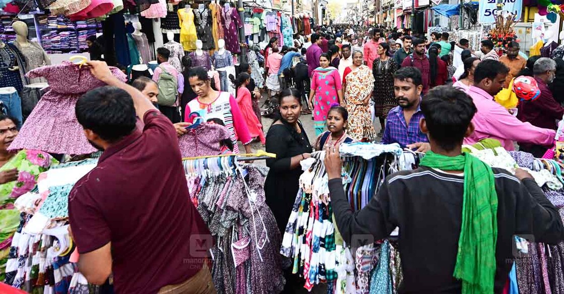 പത്മതീർഥ കുളത്തിനു സമീപമുള്ള റോഡിലെ ഒ‍ാണ തിരക്ക്. ചിത്രം : ശ്രീലക്ഷ്മി ശിവദാസ് / മനോരമ