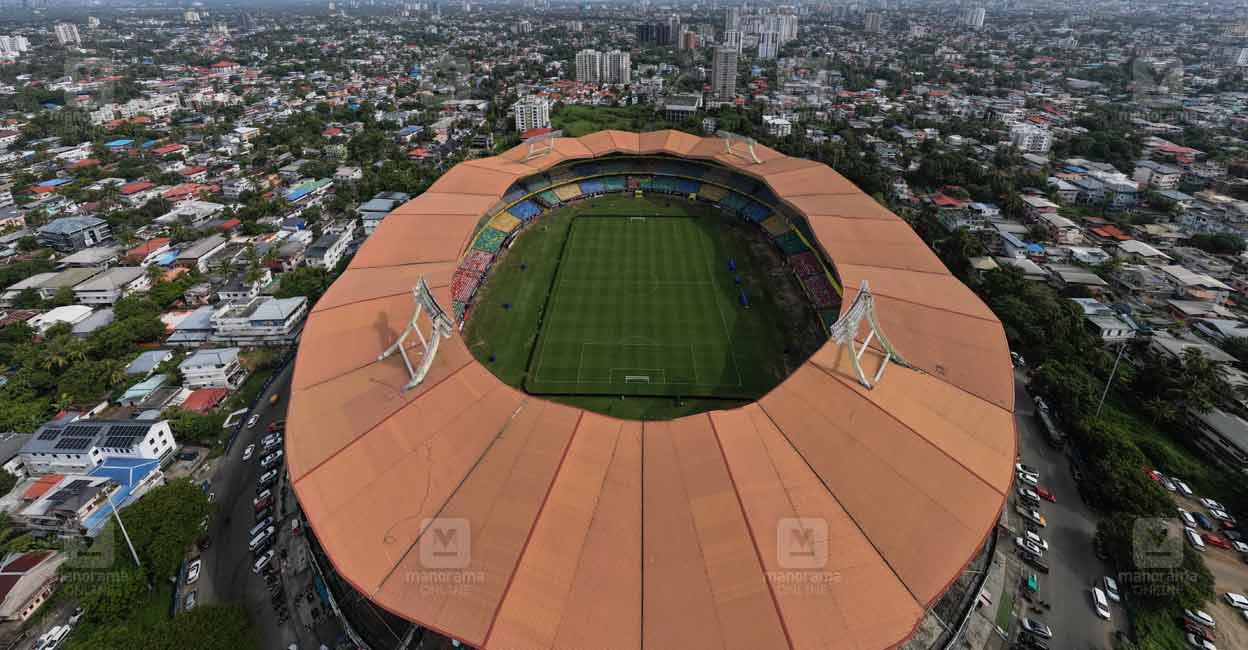 മെസ്സി ടച്ച് കൊച്ചിയിൽ ?; ‘സുരക്ഷ’ ചോദ്യചിഹ്നം; സ്റ്റേഡിയത്തിലെ വാണിജ്യ സ്ഥാപനങ്ങൾ ദിവസങ്ങളോളം അടച്ചിടേണ്ടി വരും