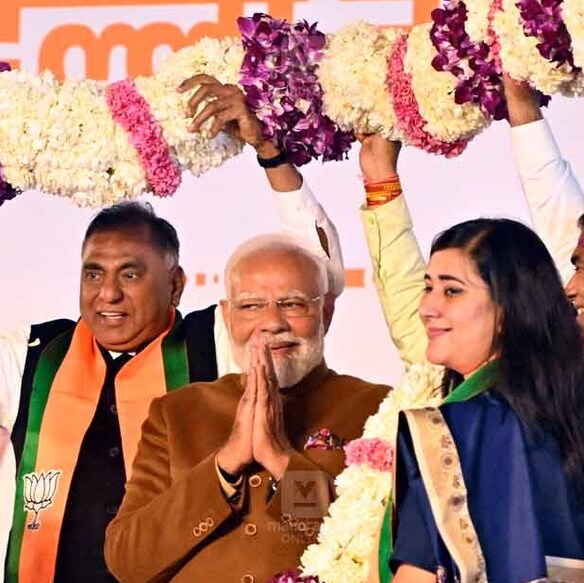 Modi-BJP-office നിയമസഭാ തിരഞ്ഞെടുപ്പിന്റെ വിജയാഘോഷത്തിന്റെ ഭാഗമായി പ്രവർത്തകരെ അഭിസംബോധന ചെയ്യാൻ ഡൽഹിയിലെ ബിജെപി ആസ്ഥാനത്തെത്തെത്തിയ പ്രധാനമന്ത്രി നരേന്ദ്ര മോദി.
