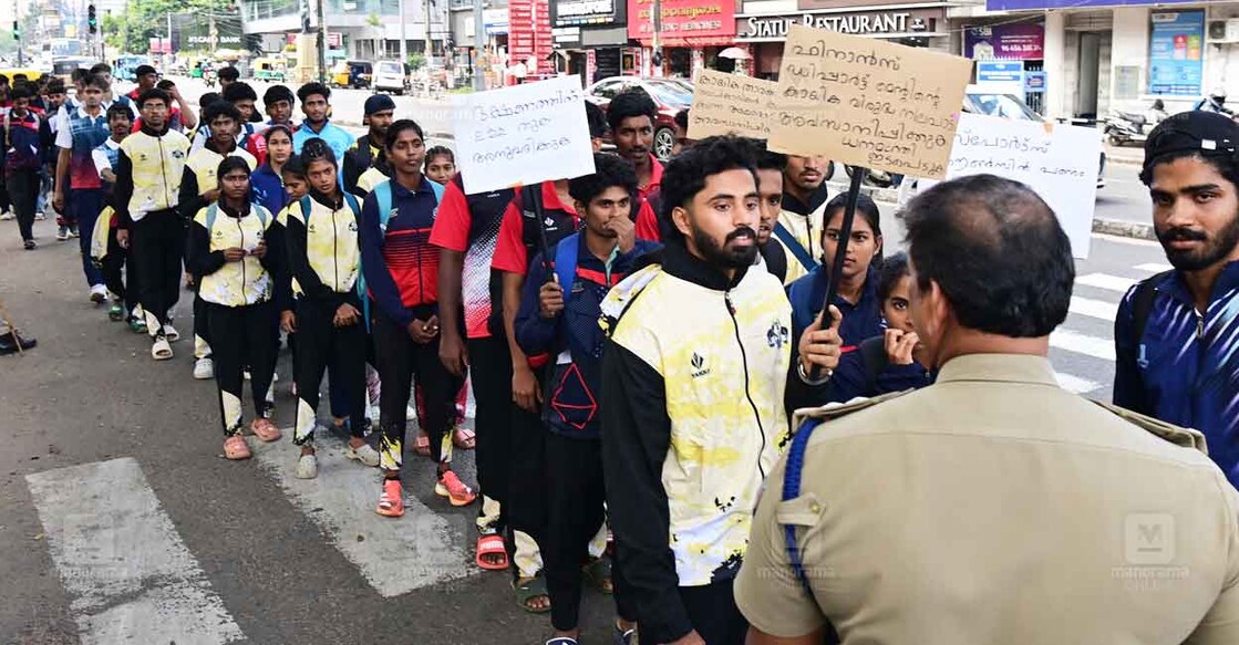 sports-hostel സ്പോർട്സ് ഹോസ്റ്റലിലെ മെസ് അലവൻസ് കുടിശിക അനുവദിക്കണമെന്നും കായിക താരങ്ങളെ പട്ടിണിക്കിടരുതെന്നും ആവശ്യപ്പെട്ട് ഹോസ്റ്റലിൽ താമസിക്കുന്ന താരങ്ങൾ സെക്രട്ടേറിയറ്റിനു മുന്നിൽ നടത്തിയ പ്രതിഷേധം പൊലീസ് തടയുന്നു.