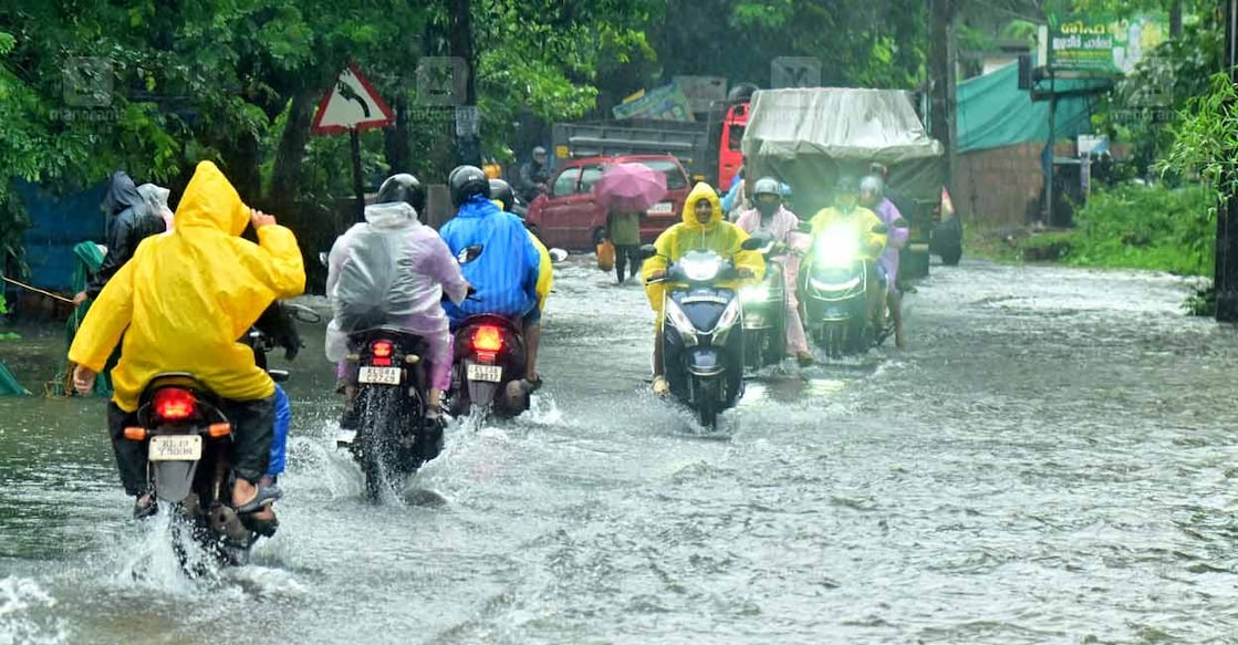 rain-kakkad-road കനത്ത മഴയിൽ കണ്ണൂർ കക്കാട് റോഡിൽ വെള്ളം കയറിയപ്പോൾ.