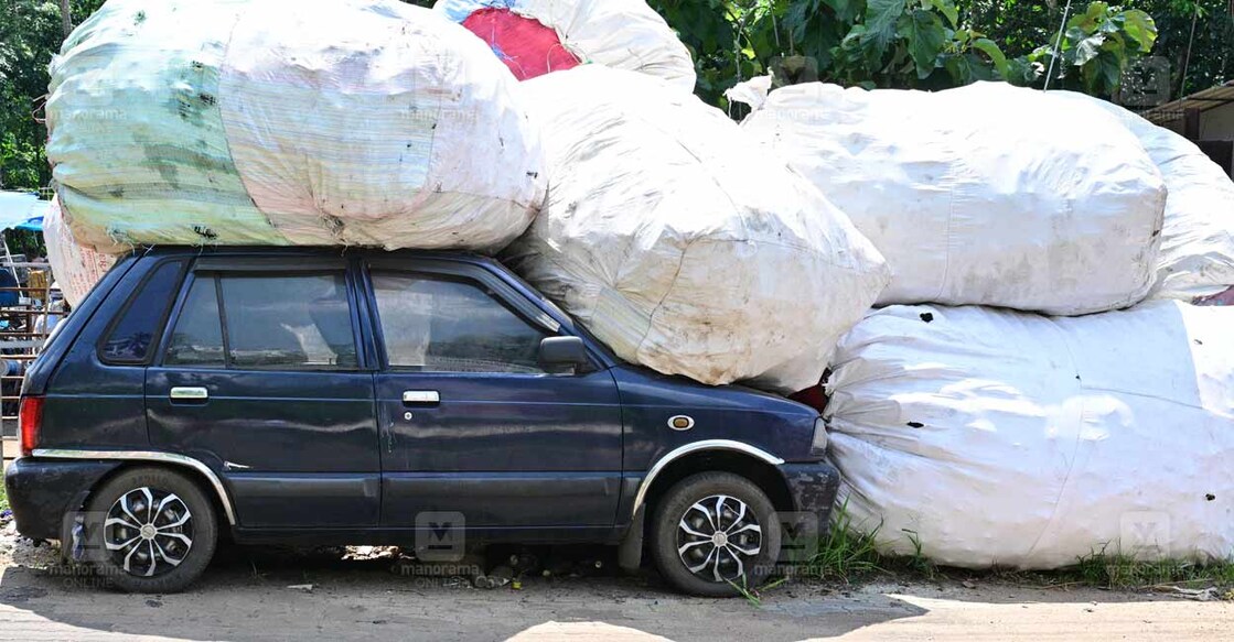waste-car ആക്രി‘ക്കാർ’! പഴയതാണല്ലോ എന്നു കരുതി ആക്രിക്കാർക്കു വിറ്റതാണീ കാർ. പക്ഷേ അമയന്നൂരിലെ ആക്രിക്കടയിലെത്തിച്ച് ദിവസങ്ങൾ കഴിഞ്ഞപ്പോൾ കടയുടമയ്ക്ക് കാറുടമയുടെ കോൾ വന്നു. ‘വ്യാപാര ഉടമ്പടി ഞാൻ റദ്ദു ചെയ്തിരിക്കുന്നു. കാർ വിറ്റ ശേഷം എനിക്കു മനസമാധാനം ഇല്ല, എനിക്കെന്റെ കാർ തിരിച്ചുവേണം.’ അങ്ങനെ ഉടമയെ കാത്ത് അമയന്നൂരിലെ റോഡരികിൽ, ആക്രി സാധനങ്ങൾക്കൊപ്പം കിടക്കുകയാണീ പഴയ താരം.
