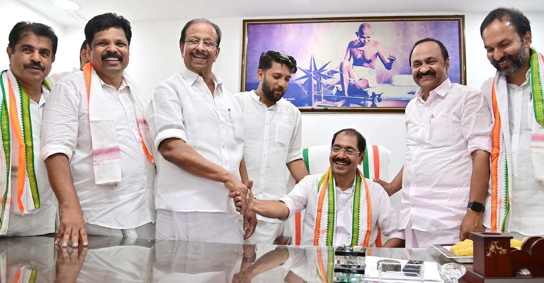 sunny-joseph-kpcc സണ്ണി ജോസഫിനെ കെപിസിസി പ്രസിഡന്റിന്റെ കസേരയിൽ ഇരുത്തുന്ന മുൻ പ്രസിഡന്റ് കെ.സുധാകരനും പ്രതിപക്ഷ നേതാവ് വി.ഡി.സതീശനും. യുഡിഎഫ് കൺവീനർ അടൂർ പ്രകാശ്, കെപിസിസി വർക്കിങ് പ്രസിഡന്റുമാരായ എ.പി.അനിൽ കുമാർ, ഷാഫി പറമ്പിൽ, പി.സി.വിഷ്ണുനാഥ് എന്നിവർ സമീപം.