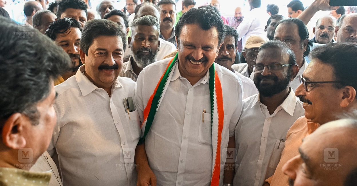 Minister K. Muraleedharan was welcomed by the Vattiyoorkav constituency committee at Vashuthakkad Trivandrum Club.