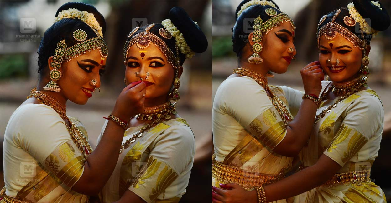 രണ്ട് ജില്ലകളിൽ ആണെങ്കിലും അരൂർ സെന്റ് അഗസ്റ്റിൻ സ്കൂളിലെ പവിത്ര. എസ്. നാഥും തൃശ്ശൂർ ബഥനി സെന്റ് ജോൺസ് സ്കൂളിലെ തീർഥ. ആർ. മേനോനും നൃത്തം അഭ്യസിക്കുന്നത് ഒരേ ഇടത്താണ്, മത്സരശേഷം വേദി വിട്ടിറങ്ങിയ ഇരുവരും ആഭരണങ്ങളെ പറ്റിയുള്ള സൗഹൃദ സംഭാഷണത്തിൽ. ഹയർസെക്കൻഡറി വിഭാഗം മോഹിനിയാട്ട മത്സരവേദിയിൽ നിന്നുള്ള കാഴ്ച്ച.