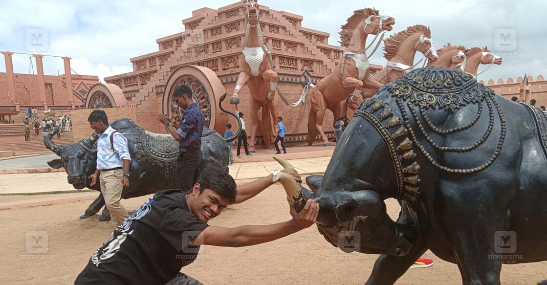 ഹൈദരാബാദിലെ റാമോജി റാവു ഫിലിം സിറ്റിയിലെത്തിയ സഞ്ചാരികൾ ബാഹുബലി സിനിമ ചിത്രീകരിച്ച സെറ്റിലെ കാളക്കൂറ്റൻമാർക്കൊപ്പം. (ചിത്രം: റസൽ ഷാഹുൽ / മനോരമ)