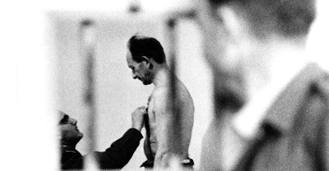 adolf-eichmann-jail-main-new ഇസ്രയേലിലെ ജയിൽ പാർപ്പിച്ചിരുന്ന അഡോൾഫ് ഐക്മാനെ പരിശോധിക്കുന്ന സുരക്ഷാ ഉദ്യോഗസ്ഥർ. (Photo by GPO POOL / AFP)