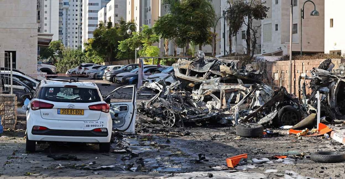 ISRAEL-PALESTINIAN-CONFLICT ഹമാസിന്റെ റോക്കറ്റാക്രമണത്തിൽ തകർന്ന വാഹനങ്ങൾ. (Photo by AHMAD GHARABLI / AFP)