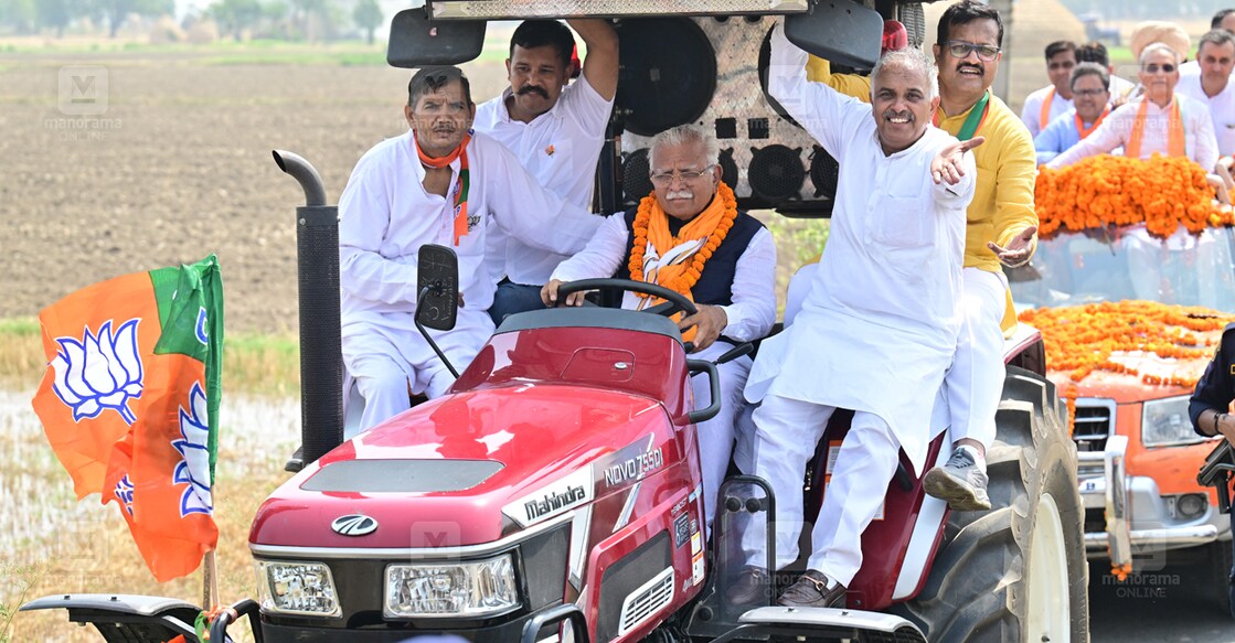 khattar-tractor-main ഹരിയാനയിലെ കർണാൽ ലോക്സഭ മണ്ഡലത്തിൽ തിരഞ്ഞെടുപ്പ് പ്രചാരണത്തിനിടെ ട്രാക്ടർ ഓടിക്കുന്ന ബിജെപി സ്ഥാനാർഥിയും മുൻ മുഖ്യമന്ത്രിയുമായ മനോഹർ ലാൽ ഖട്ടർ. ചിത്രം : രാഹുൽ ആർ. പട്ടം ∙ മനോരമ