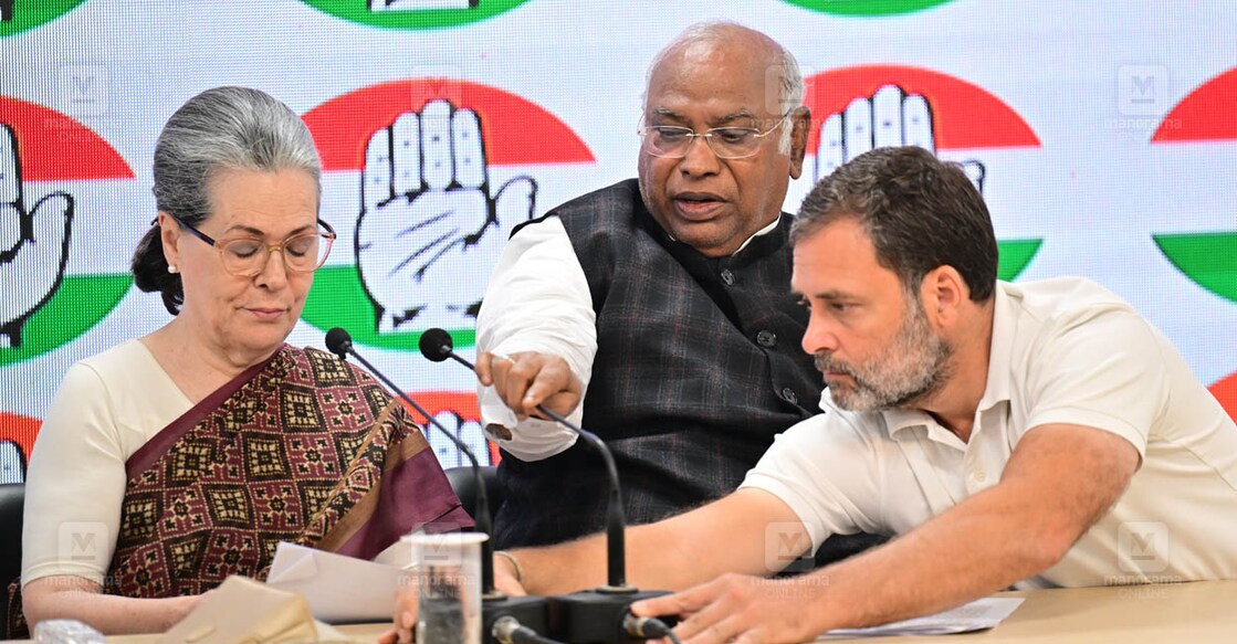 sonia-rahul-kharge പത്രസമ്മേളനത്തിനിടെ മല്ലികാർജുൻ ഖർഗെ, രാഹുൽ ഗാന്ധി, സോണിയ ഗാന്ധി എന്നിവർ. (ചിത്രം∙മനോരമ)
