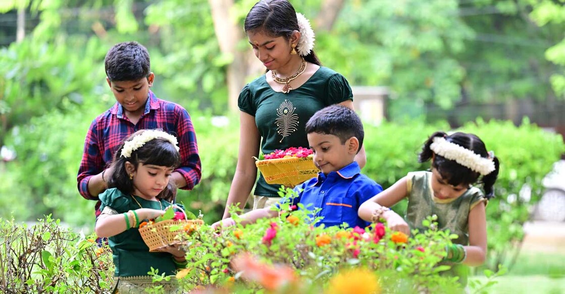 onam-flower New Delhi 2023 August 18 : Atham / Onam Pictures / kids collecting flower from gurden @ Rahul R Pattom