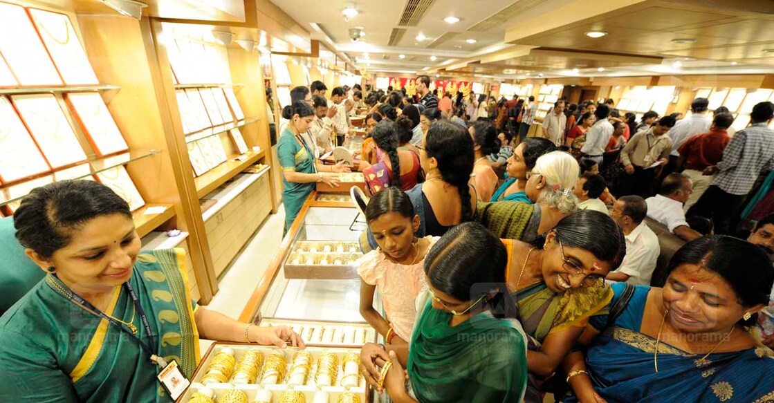 KOCHI 2013 APRIL  23  :  Rush in Bhima jewelery showroom after the gold price become down @ Josekutty Panackal 