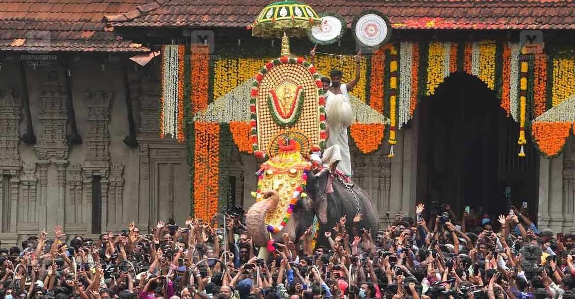 ആവേശം ആനയോളം : 
തൃശൂർ പൂരത്തിന് തുടക്കം കുറിച്ച്  നെയ്തലക്കാവ് ഭഗവതിയുടെ തിടമ്പുമായി എഴുന്നള്ളുന്ന കൊമ്പൻ എറണാകുളം ശിവകുമാർ തെക്കേ ഗോപുര നട തുറന്നിറങ്ങുമ്പോൾ അവേശത്തോടെ സ്വീകരിക്കുന്നവർ. ചിത്രം : റസൽ ഷാഹുൽ ∙ മനോരമ
