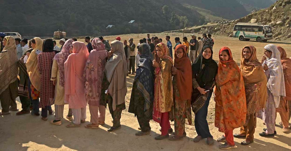 Voters queue up to cast their ballots at a polling station during the second phase of voting for local assembly elections, in Ganderbal on September 25, 2024. - Indian-administered Kashmir voted on September 25 to elect its first government since New Delhi scrapped the Himalayan territory's semi-autonomous status, sparking widespread protest in a region wracked by a decades-long insurgency. (Photo by TAUSEEF MUSTAFA / AFP)