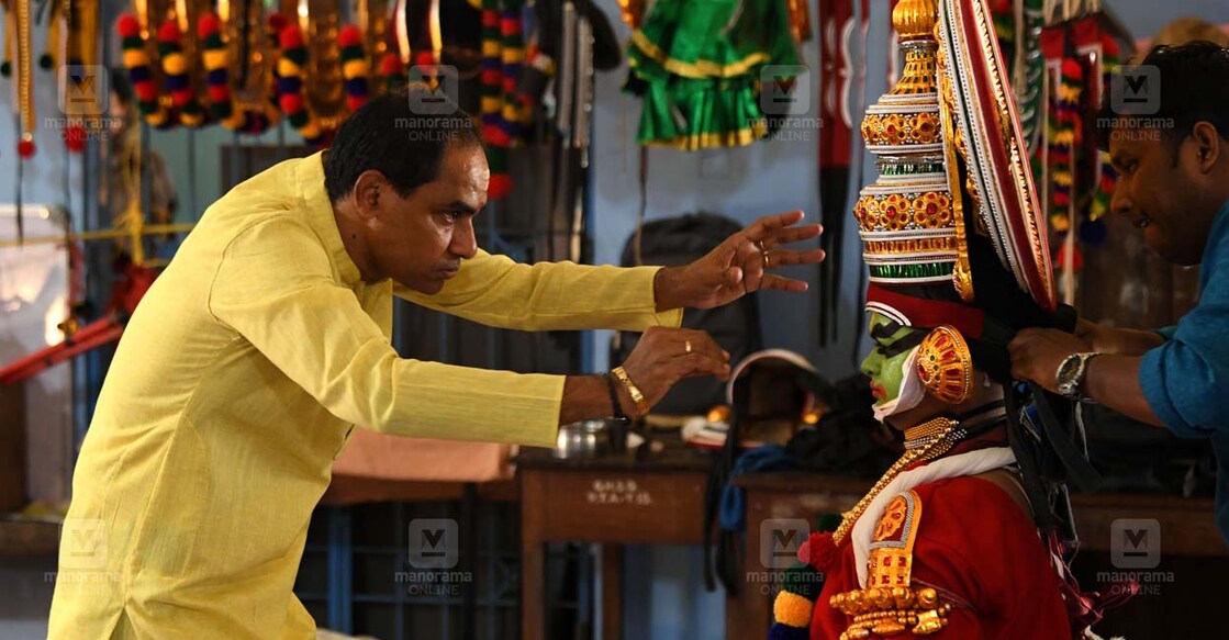 പന്ത്രണ്ടു ശിഷ്യന്മാരുമായി കഥകളി വേദിയിലെത്തിയ കലാമണ്ഡലം വെങ്കിട്ടരാമൻ ആശാൻ തന്റെ ശിഷ്യൻ പാലക്കാട് പുലിയപറമ്പ് എച്ച്എസ്എസ്സിലെ എം.ശ്യാമിനെ  ഒരുക്കുന്നു.