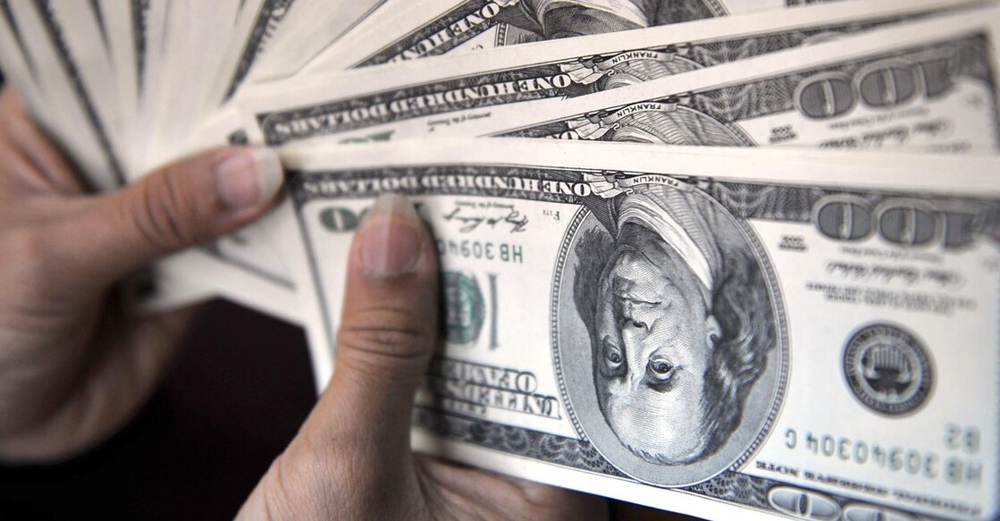 A money changer counts out US 100-dollar banknotes at a currency exchange shop in Jakarta on October 07, 2008. Indonesian President Susilo Bambang Yudhoyono said there was no danger of a repeat of the Asian financial crisis as the sharemarket took its biggest hit in a decade and the currency nosedived.    AFP PHOTO / Bay ISMOYO (Photo by BAY ISMOYO / AFP)
