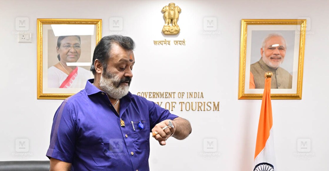 Suresh Gopi ടൂറിസം മന്ത്രാലയത്തിലെത്തി ചുമതല ഏറ്റെടുക്കാൻ കസേരയിലേക്ക് ഇരിക്കുന്നതിനു മുൻപ് സമയം നോക്കുന്ന കേന്ദ്രമന്ത്രി സുരേഷ് ഗോപി. ചിത്രം: രാഹുൽ ആർ.പട്ടം ∙ മനോരമ