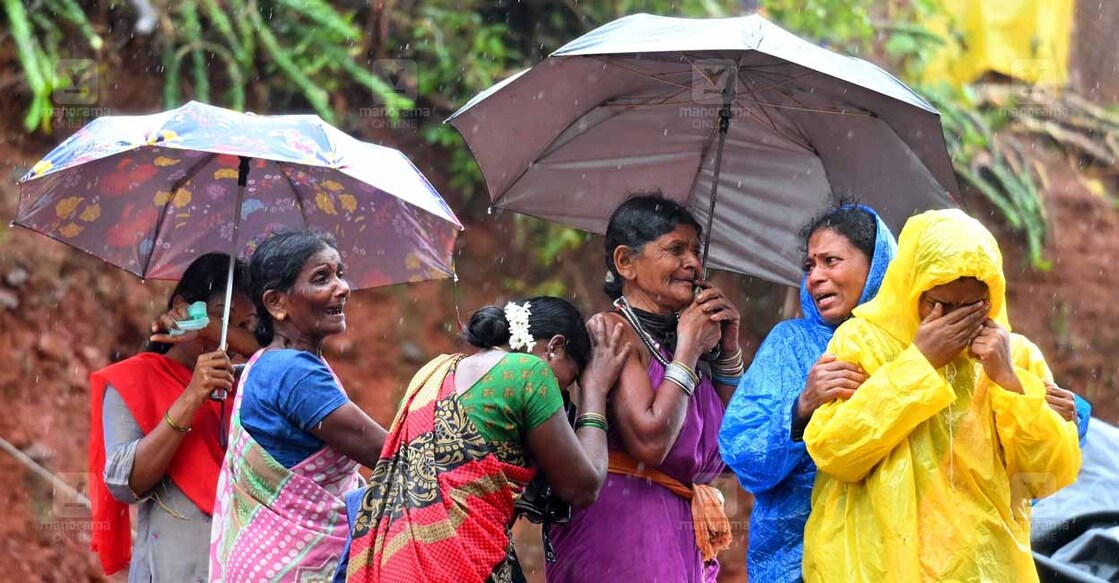  കർണാടകയിലെ ഷിരൂരിൽ കുന്നിടിഞ്ഞ് ഗംഗാവലി നദിയിലേക്കു വീണപ്പോഴുണ്ടായ സുനാമി പോലുള്ള ജലപ്രവാഹത്തിൽ ഒഴുക്കിൽപെട്ട മരിച്ച  സന്നി ഹനുമന്ത ഗൗഡയുടെ മൃതദേഹം ഉൾവരെയിലെ തകർന്ന വീട്ടിൽ എത്തിച്ചപ്പോൾ പൊട്ടിക്കരയുന്ന ബന്ധുക്കൾ.  (ചിത്രം: മനോരമ)