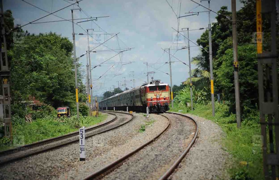 Train in railway track and electic line.
@pic: Arun Sreedhar