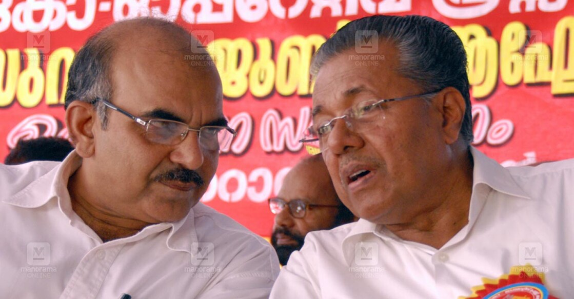 പി. ശശി സിപിഎം കണ്ണൂർ ജില്ലാ സെക്രട്ടറിയും പിണറായി വിജയൻ സിപിഎം സംസ്ഥാന സെക്രട്ടറിയുമായിരുന്ന കാലത്തെ ചിത്രം. (ഫയൽ ചിത്രം: മനോരമ)