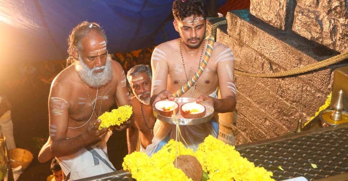 kandararu-brahmadathan-main-44 ശബരിമലയിൽ കണ്ഠര് ബ്രഹ്മദത്തന്റെ കാര്മികത്വത്തിൽ നടന്ന പടിപൂജ. മേൽശാന്തി കെ.ജയരാമൻ നമ്പൂതിരി സമീപം. (ഫയൽ ചിത്രം: ശബരിമല ദേവസ്വം)