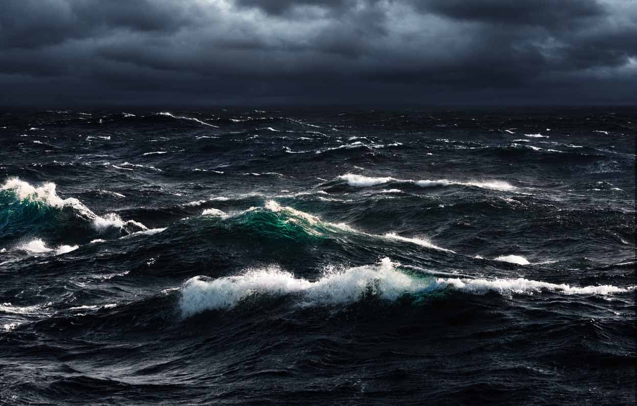 541988780 Breaking Waves at Rising Storm