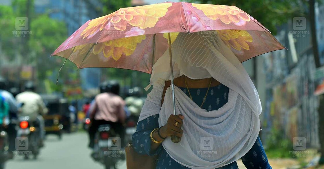 പകൽ അസഹനീയമായ ചൂടിനെ തുടർന്ന് മുഖം ഷാൾ കൊണ്ട് മറച്ച് കുടചൂടി പോകുന്ന കാൽനടയാത്രക്കാരി. കോട്ടയം പുളിമൂട് ജംക്‌ഷനിൽ നിന്നുള്ള കാഴ്ച. ചിത്രം: മനോരമ