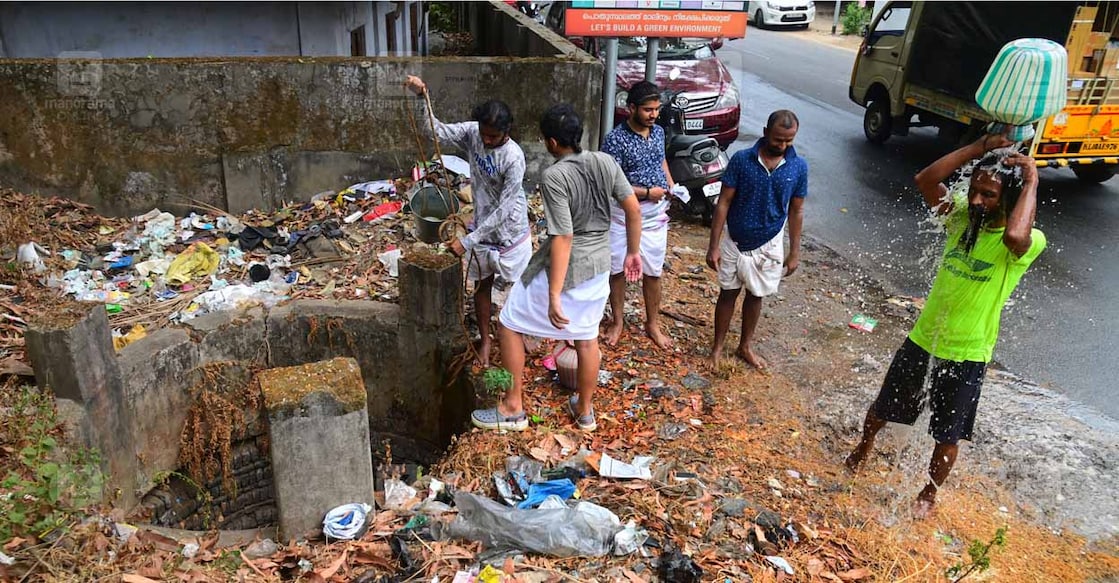 open-bath മാലിന്യം നിറഞ്ഞ പൊതുകിണർ വൃത്തിയാക്കിയ ശേഷം അതിലെ വെള്ളത്തിൽ യജുർവേദ പണ്ഡിതൻ ഗിരിധര ഘനപാഠി കുളിക്കുന്നു. ശിഷ്യന്മാരെയും കാണാം. (ചിത്രം: വിബി ജോബ്∙മനോരമ)