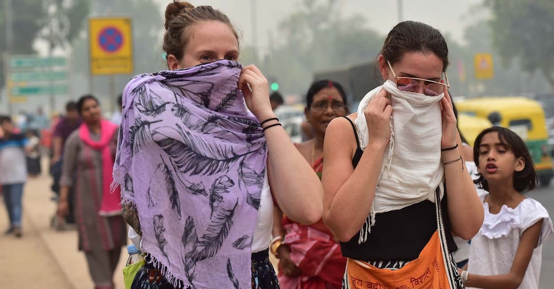 DEL Oct 30 weather India Gate Rahul Pattom
ഹമ്പോ പൊടിയേ...
അന്തരീക്ഷ മലിനീകരണം രൂക്ഷമായതോടെ ഇന്ത്യ ഗേറ്റിനു സമീപത്തു കൂടി മൂക്ക് പൊത്തി നടന്നു പോകുന്ന വിദേശികൾ. ചിത്രം : മനോരമ