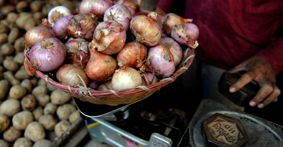 INDIA-ECONOMY-INFLATION An Indian vendor weighs onions at a vegetable market in Mumbai on September 17, 2009. India reported a return to inflation as a result of soaring food costs fuelled by a bad monsoon, prompting speculation about when the central bank may hike interest rates. Inflation, which has been on the wane since June, rose 0.12 percent after falling 0.12 percent the previous week, according to the Wholesale Price Index (WPI), India's most watched cost-of-living benchmark. AFP PHOTO/ Sajjad HUSSAIN (Photo by SAJJAD HUSSAIN / AFP)