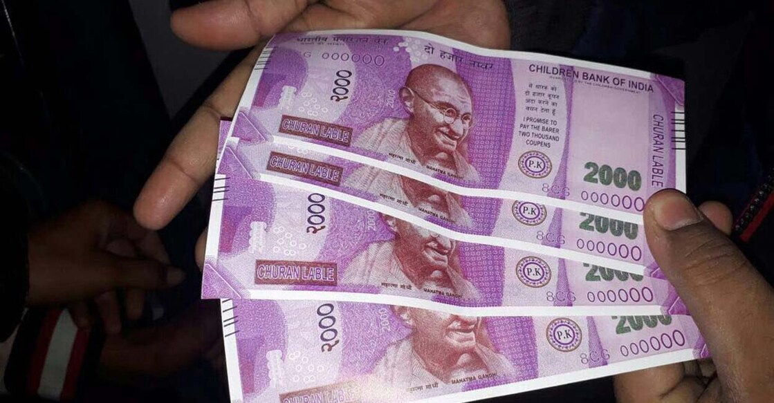 New Delhi: Fake notes of Rs 2000 which were dispensed by an SBI ATM in south Delhi on Wednesday. PTI Photo  STORY: DS 54) (PTI2_22_2017_000235B)