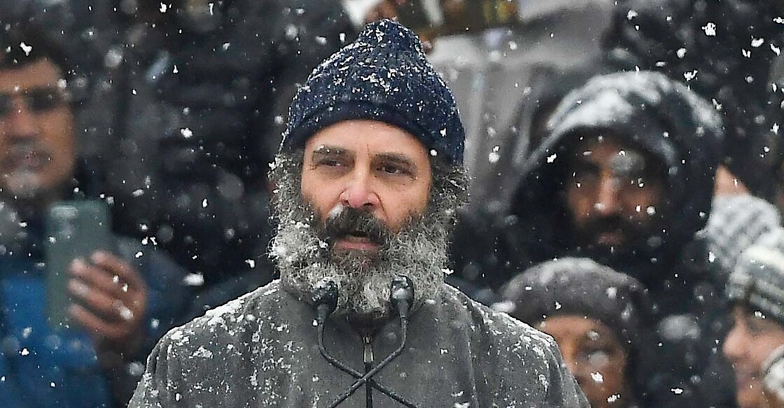 India's Congress party leader Rahul Gandhi speaks at a public meeting amid heavy snowfall as he concludes the 'Bharat Jodo Yatra' march in Srinagar on January 30, 2023. (Photo by TAUSEEF MUSTAFA / AFP)