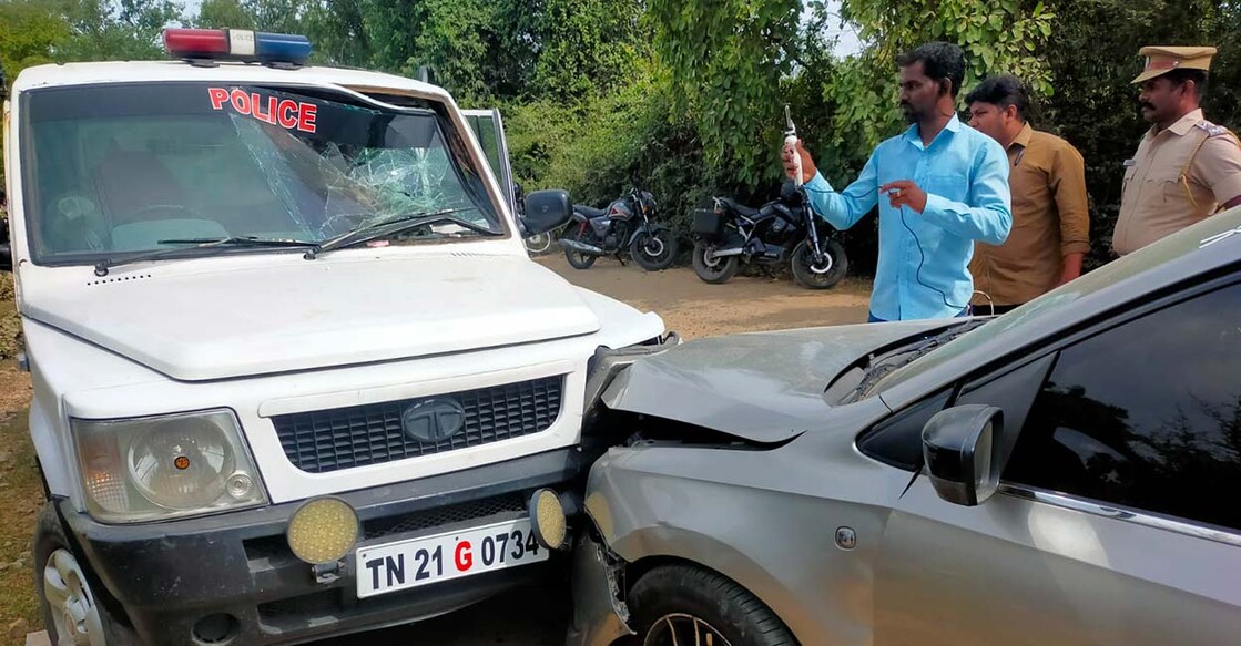 പൊലീസ് ജീപ്പുമായി കൂട്ടിയിടിച്ച ഗുണ്ടകൾ സഞ്ചരിച്ച കാർ 