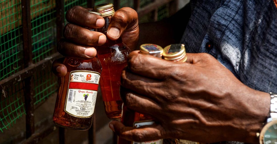 INDIA-ALCOHOL രാജ്യത്താകെ നടക്കുന്ന മദ്യക്കയറ്റുമതിയിൽ ഒരു ശതമാനം പോലും കേരളത്തിൽനിന്നില്ല എന്നാണു കണക്ക് (File Photo by Arun SANKAR / AFP)