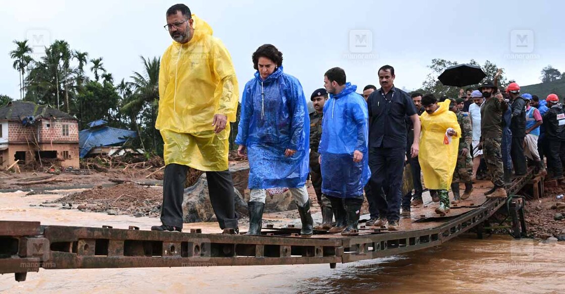 ഉരുൾപൊട്ടൽ ഉണ്ടായ വയനാട് മേപ്പാടി ചൂരൽമലയിൽ എത്തിയ ലോക്സഭാ പ്രതിപക്ഷ നേതാവ് രാഹുൽ ഗാന്ധിയും പ്രിയങ്ക ഗാന്ധിയും ദുരന്ത സ്ഥലത്ത് നിർമിച്ച താൽക്കാലിക നടപ്പാലത്തിലൂടെ നടക്കുന്നു. ടി.സിദ്ദീഖ് എംഎൽഎ സമീപം. (ഫയൽ  ചിത്രം: മനോരമ)