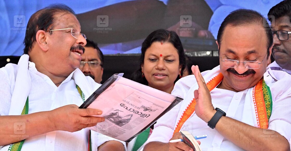 കെപിസിസിയുടെ സംഘടിപ്പിച്ച ഏകദിന മൗനസത്യഗ്രഹത്തിനിടെ കെപിസിസി പ്രസിഡന്റ് കെ.സുധാകരനും പ്രതിപക്ഷ നേതാവ് വി.ഡി.സതീശനും. (ചി്ത്രം∙മനോരമ)
