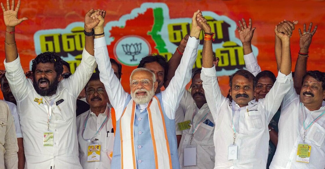 modi-tamilnadu പ്രധാനമന്ത്രി നരേന്ദ്ര മോദി തമിഴ്നാട്ടിൽ തിരഞ്ഞെടുപ്പ് പ്രചാരണത്തിന് എത്തിയപ്പോൾ. തമിഴ്നാട് ബിജെപി സംസ്ഥാന പ്രസിഡന്റ് കെ.അണ്ണാമലൈ സമീപം. (Photo Credit: X/NivasKanniahBJP)
