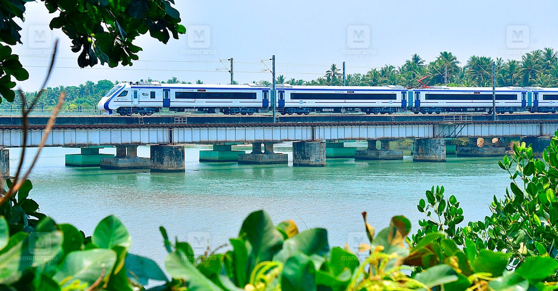 vande-bharat-train-1 തിരുവനന്തപുരം മുതൽ കണ്ണൂർ വരെ ട്രയൽ റൺ നടത്തിയ വന്ദേ ഭാരത് എക്സ്പ്രസ് ട്രെയിൻ മൊയ്തു പാലത്തിലൂടെ കടന്നു പോകുന്നു.