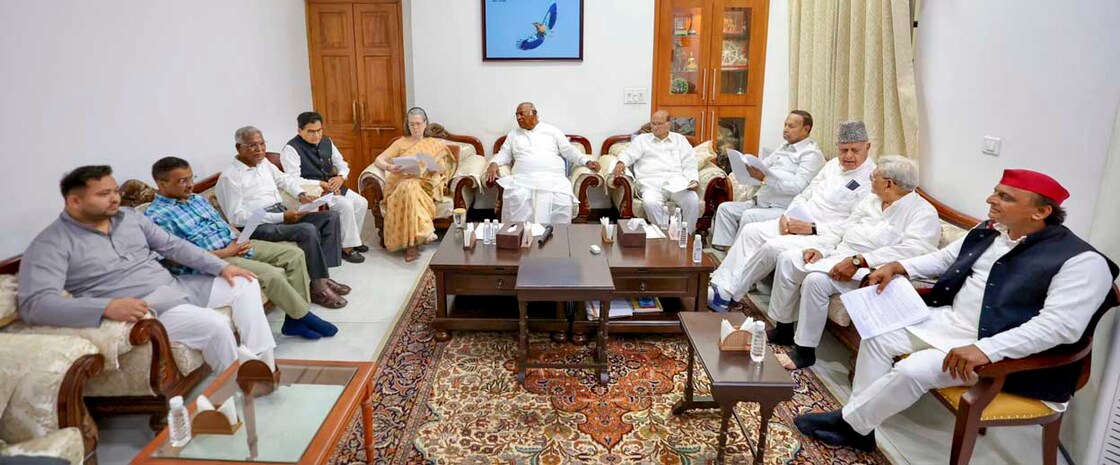 New Delhi: Congress leaders Mallikarjun Kharge, Sonia Gandhi, National Conference leader Farooq Abdullah, CPI(M)'s Sitaram Yechury, Samajwadi Party leader Akhilesh Yadav, RJD leader Tejashwi Yadav, AAP leaders Arvind Kejriwal and Sanjay Singh, CPI's D Raja during the INDIA Bloc's meeting, in New Delhi, Saturday, June 1, 2024. (PTI Photo)   (PTI06_01_2024_000334A)