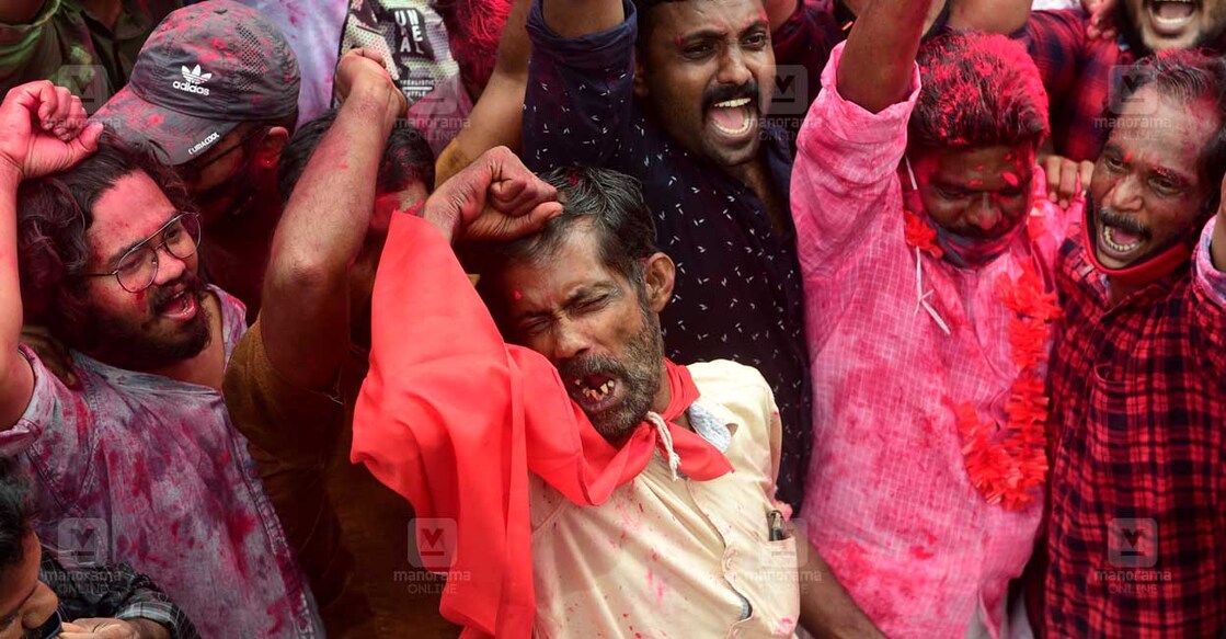 ldf-victory-2020-local-body-election 2020ലെ തദ്ദേശ തിരഞ്ഞെടുപ്പിൽ വിജയിച്ചപ്പോൾ എൽഡിഎഫ് അനുയായിയുടെ ആവേശം (ചിത്രം: മനോരമ)