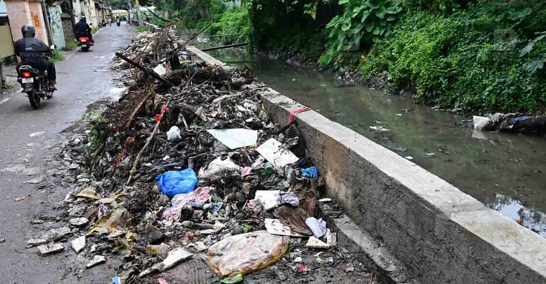 ആമയിഴഞ്ചാൻ തോടിൽ കെട്ടി കിടന്ന മാലിന്യം കോരി കരയ്ക്കിട്ടിരിക്കുന്നു. കനത്ത മഴയിൽ ഈ മാലിന്യകൂമ്പാരത്തിലൂടെ വെള്ളം ഒലിച്ചിറങ്ങി പരിസരമാകെ ദുർഗന്ധമാണ് .കഴിഞ്ഞ 5 ദിവസമായിട്ടും ഈ മാലിന്യം ഇവിടെ നിന്ന് നീക്കം ചെയ്തിട്ടില്ല.ചിത്രം: മനോരമ
