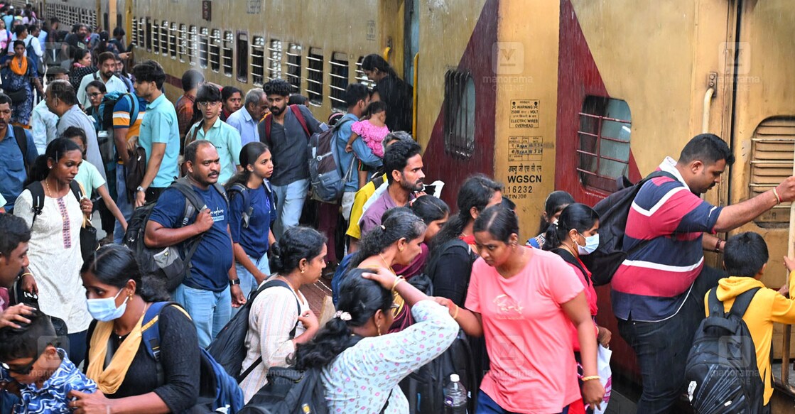 venad-rush-main ഓണത്തിനോടനുബന്ധിച്ച് കാസർകോട് റെയിൽവെ സ്റ്റേഷനിൽ ഇന്നലെ വൈകുന്നേരമുണ്ടായ തിരക്ക്. ചിത്രം: മനോരമ