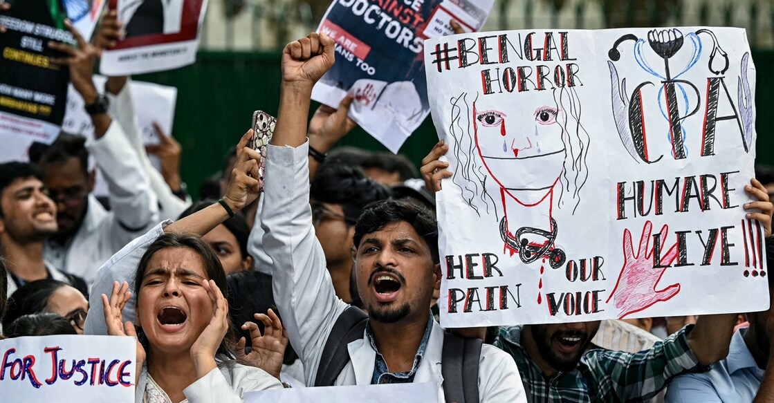 Medical professionals and students shout slogans as they protest against the rape and murder of a doctor in India's West Bengal state, in New Delhi on August 16, 2024. - Indian doctors stepped up nationwide protests and strikes on August 16 after the rape and murder of a colleague, a brutal killing that has focused outrage on the chronic issue of violence against women. (Photo by Sajjad HUSSAIN / AFP)