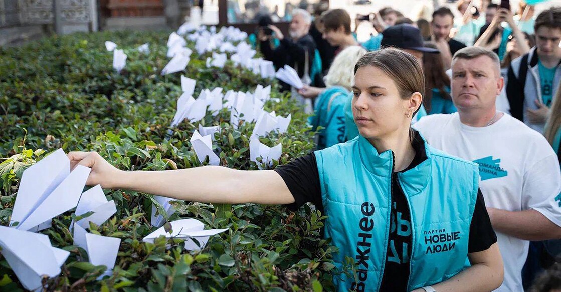 This handout photograph posted on the official Telegram channel of the Vice Speaker of the State Duma from the "New People" party, Andrei Davankov on August 25, 2024, shows party supporters displaying paper planes as a reference to the logo of instant messaging service company Telegram outside France's Embassy in central Moscow, in support of Pavel Durov, founder and CEO of the messaging app Telegram. - Telegram's chief executive Pavel Durov is to appear in court on August 25, 2024, after he was arrested earlier the same day at the Le Bourget Paris airport for offences related to his popular messaging app, sources told AFP. (Photo by Handout / Telegram’s account of Andrei DAVANKOV / AFP) / RESTRICTED TO EDITORIAL USE - MANDATORY CREDIT "AFP PHOTO / TELEGRAM’S ACCOUNT OF ANDREI DAVANKOV" - NO MARKETING NO ADVERTISING CAMPAIGNS - DISTRIBUTED AS A SERVICE TO CLIENTS