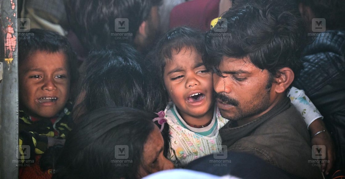 ന്യൂഡൽഹി റെയിൽവേ സ്റ്റേഷനിൽ നിന്ന് പ്രയാഗ്‍രാജിലേക്ക്  പോകുന്ന സ്പെഷൽ ട്രെയിനിലുള്ളിലെ തിരക്ക് കാരണം കരയുന്ന കുട്ടികൾ. തിക്കും തിരക്കും കാരണം ഒപ്പമുള്ള പലർക്കും ട്രെയിനിനുള്ളിലേക്ക് കയറാൻ കഴിഞ്ഞിട്ടില്ല. ചിത്രം : മനോരമ