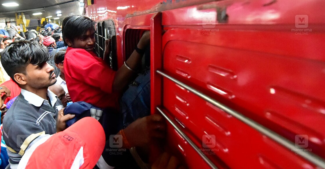 ന്യൂഡൽഹി റെയിൽവേ സ്റ്റേഷനിൽ നിന്ന് പ്രയാഗ്‍രാജിലേക്ക് പോകുന്ന സ്പെഷൽ ട്രെയിനിലെ എമർജൻസി എക്സിറ്റ് വഴി അകത്തേക്ക് കയറാൻ ശ്രമിക്കുന്ന യാത്രക്കാർ. (ചിത്രം : രാഹുൽ ആർ പട്ടം∙മനോരമ)