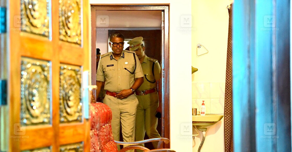 കൊല്ലപ്പെട്ട അബ്ദുൽ ലത്തീഫിന്റെ പുല്ലമ്പാറയിലെ വീട് സന്ദർശിക്കുന്ന ദക്ഷിണ മേഖല ഐജി എസ്.ശ്യാംസുന്ദർ (ചിത്രം ∙ റിങ്കുരാജ് മട്ടാഞ്ചേരിയിൽ / മനോരമ)