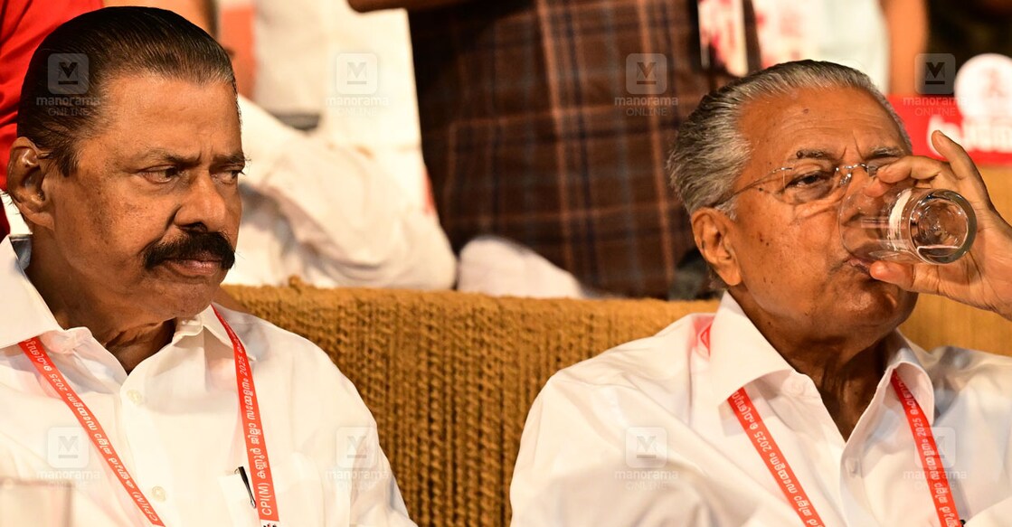 തളിപ്പറമ്പിൽ നടന്ന സിപിഎം കണ്ണൂർ ജില്ലാ സമ്മേളനത്തിന്റെ പ്രതിനിധി സമ്മേളനം ഉദ്ഘാടനം ചെയ്ത  മുഖ്യമന്ത്രി പിണറായി വിജയൻ ഇരിപ്പിടത്തിലെത്തി വെള്ളം കുടിക്കുന്നു. സംസ്ഥാന സെക്രട്ടറി എം.വി.ഗോവിന്ദൻ സമീപം. ചിത്രം: സമീർ എ.ഹമീദ് ∙ മനോരമ